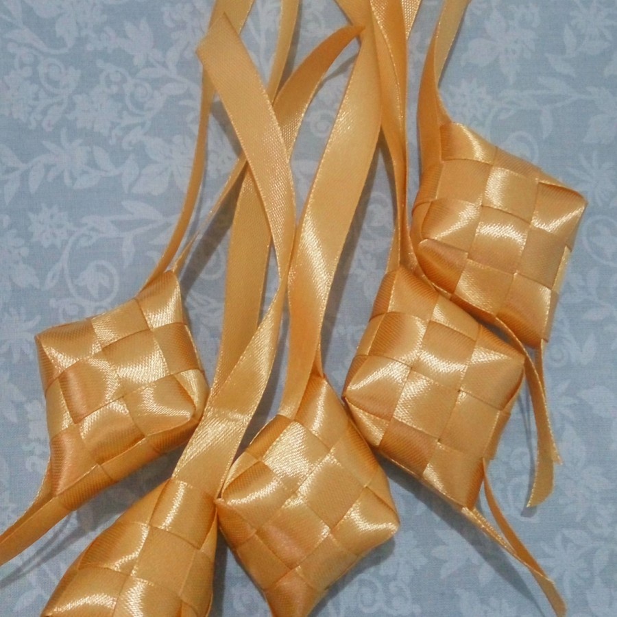 

BEST SELLER !!! Ketupat Pita Satin Hias Dekorasi Parcel Hampers/Hiasan Pita Satin Motif Ketupat/Akcecoris Hari Raya/Pita Satin Craft/Hiasan Pita Satin Ketupat Satin/ Souvenir Nikahan/Hiasan Lucu/Hiasan Unik- Gold - PALING DICARI