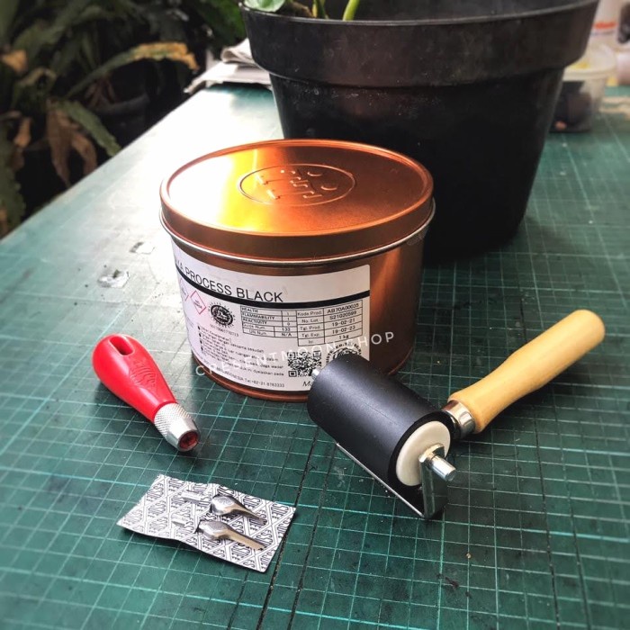 

Paket Alat Seni Grafis,Linocut,Karet Lino, Roll Karet,Cat Tinta Grafis