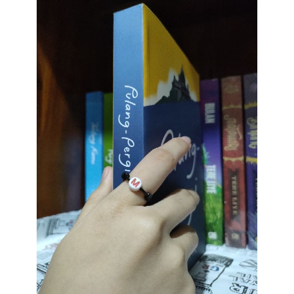 Cincin Huruf Inisial Bulat Putih Huruf Warna Tali tipis Waterproof