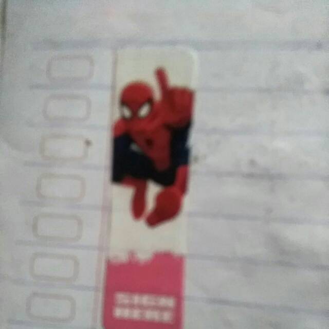 

Pembatas spider man berbahan plastik berwarna pink
