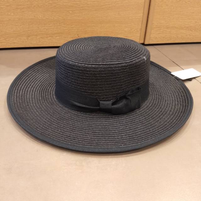 topi pantai miniso / Straw hat with solid colour