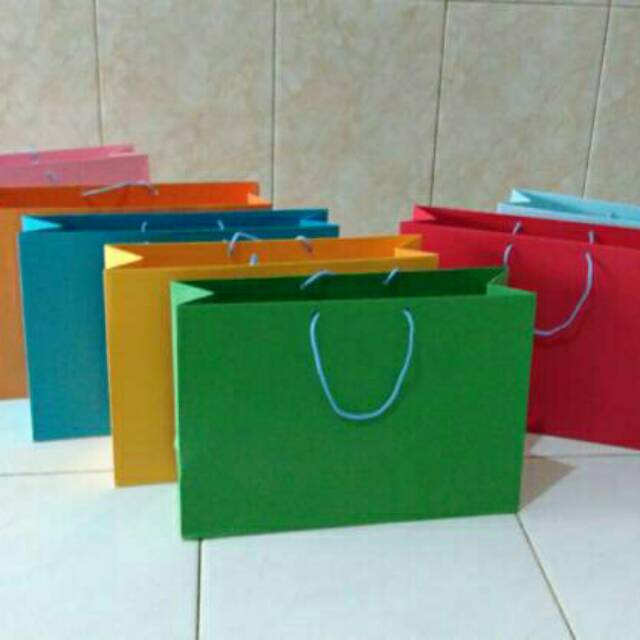 

Paper Bag Warna Landscape Ukuran 32cm x 10cm x 21cm