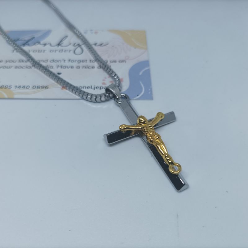 Kalung Salib Kalung Liontin Salib Titanium Motif Yesus (Satu Set)