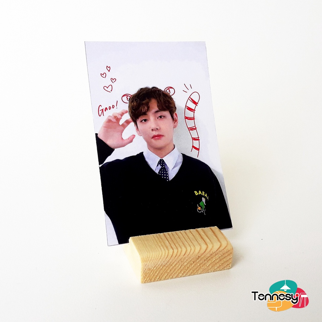 PHOTO CARD BTS STAND DUDUKAN KAYU HIASAN MEJA DINDING DEKORASI KAMAR TIDUR RUMAH
