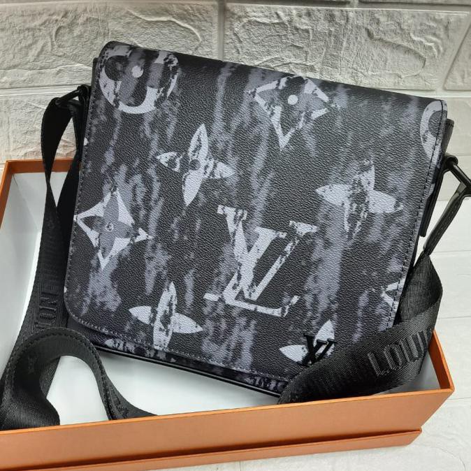 TAS SELEMPANG PRIA DISTRIC LV MESSENGER - LV new