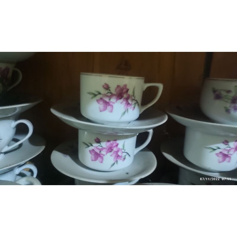 Cangkir Teh Kuno antik motif Bunga