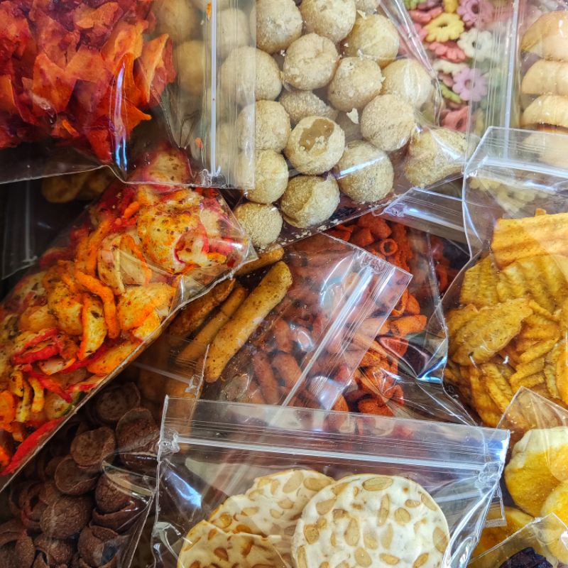 

ANEKA SNACK CEMILAN KEMASAN EKONOMIS BASRENG KRIPIK KACA KERIPIK USUS TAHU BULAT WALEK SEBLAK KENCUR MAKARONI TORTILLA STICK BALADO TWISTCORN PISCOK KACANG BANGKOK KACANG SINGKONG SAMBAL KERIPIK UBI STICK POTATO MAKARONI CHOCRUNCH OREO BLACKPINK BASO ACI