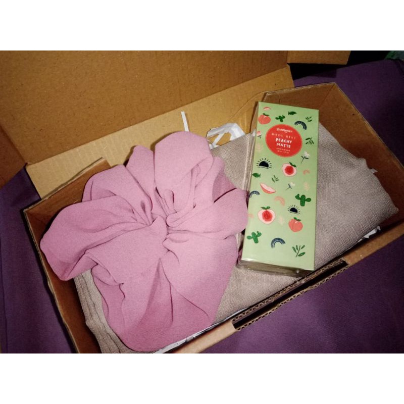 

GIFT BOX HAMPERS CEWE KADO ULTAH PACAR SAHABAT TEMEN