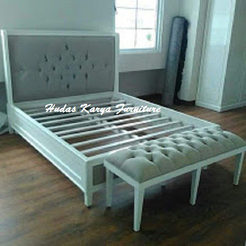 Tempat tidur minimalis putih furniture jepara