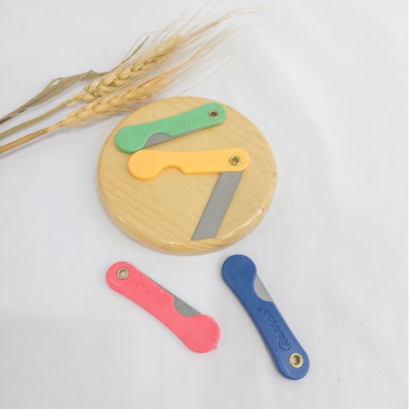 

12pcs Pisau Lipat Mini Cutter Kecil Warna warni Pemes Serbaguna