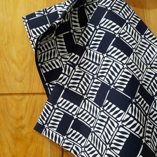 Kain batik cap katun sewarna hitam putih motif daun kotak