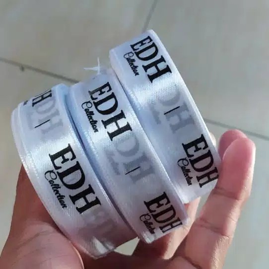 

[ HARGA PER ROLL ] LABEL BAJU / LABEL HIJAB FREE desain (Bahan Satin)