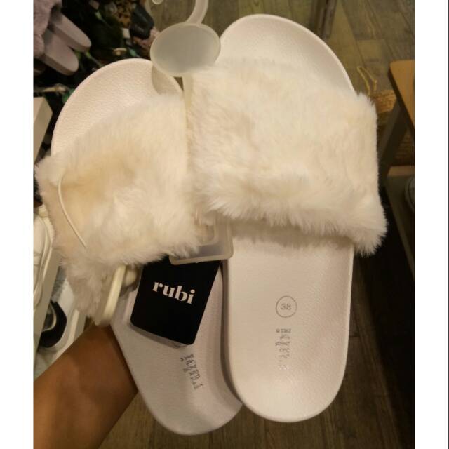 sandal bulu rubi