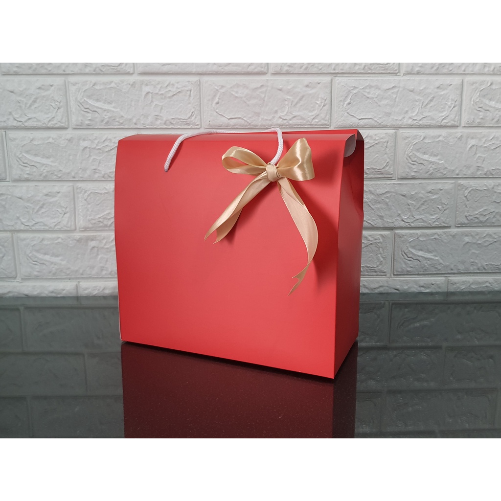 

Paperbag Box Red Uk. 26,5 x 24 x 12,5 cm