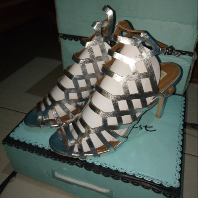 Sepatu wanita nine west model stude