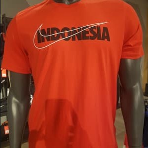 KAOS Nike Indonesia S RED COLOR ONLY UNISEX Swoosh City SS Country CW0316 600 BNIP
