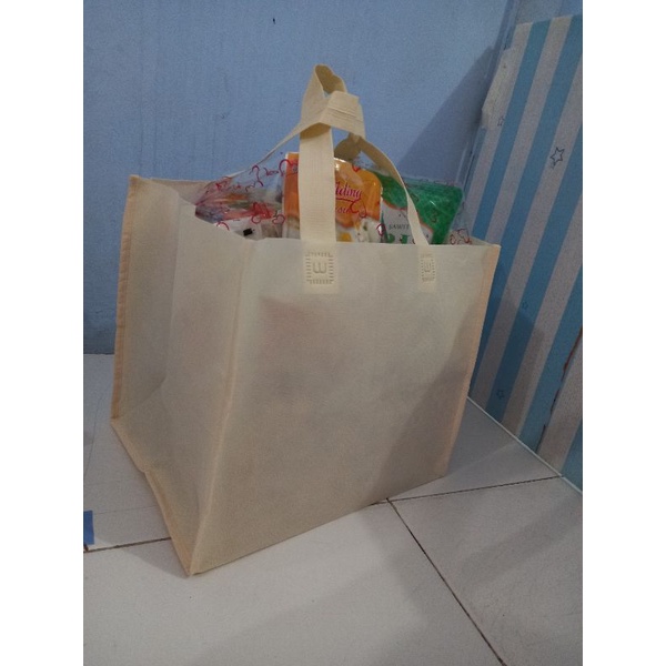 

Tas spunbond kotak 32×25×tinggi 26 godiebag nasi box kotak dan kue lapis lebaran