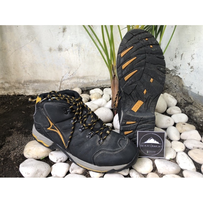 SEPATU GUNUNG LEISURE TIME