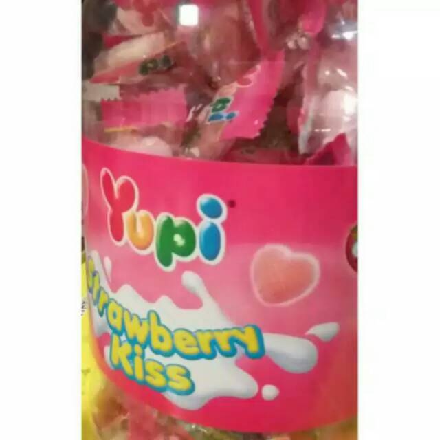 YUPI TOPLES STRAWBERRY KISS Rp 17.000-Rp 19.000