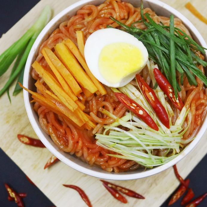 

HANSANG CHEWY NOODLE SPICY SAUCE - MIE BASAH DENGAN SAUS PEDAS KOREA