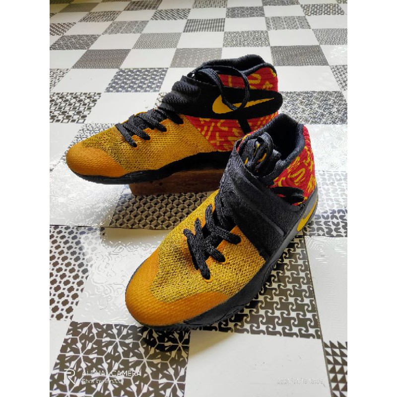 NIKE KYRIE