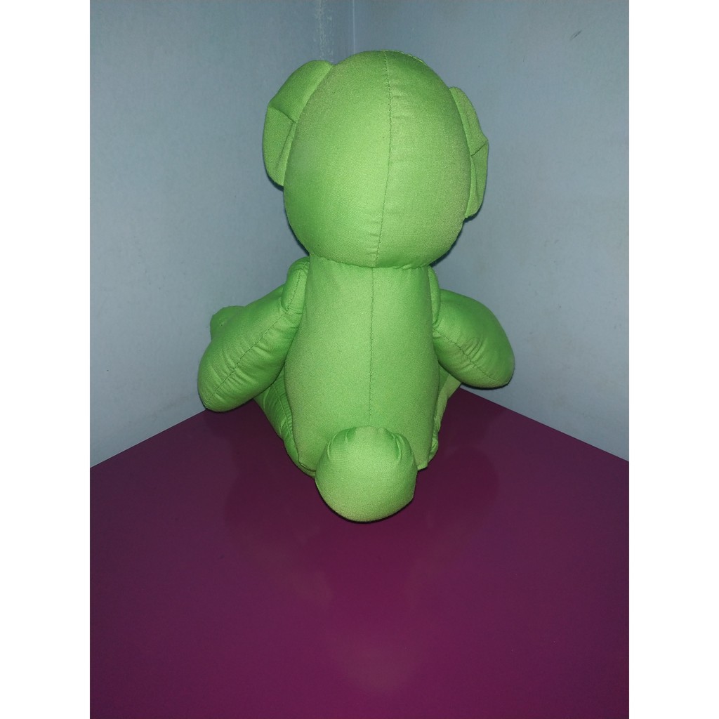 Boneka beruang hijau