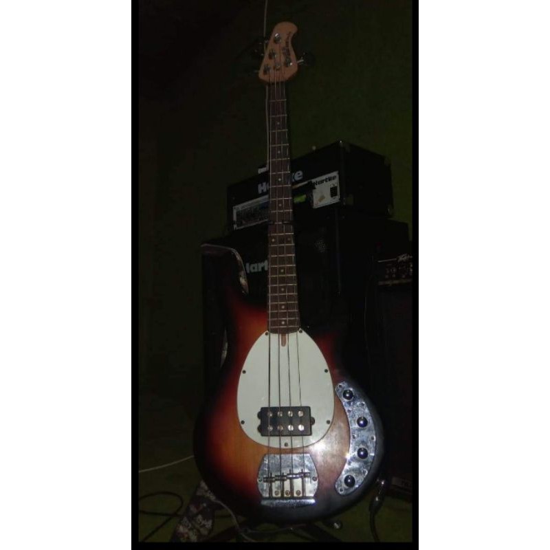Gitar Bass Musicman