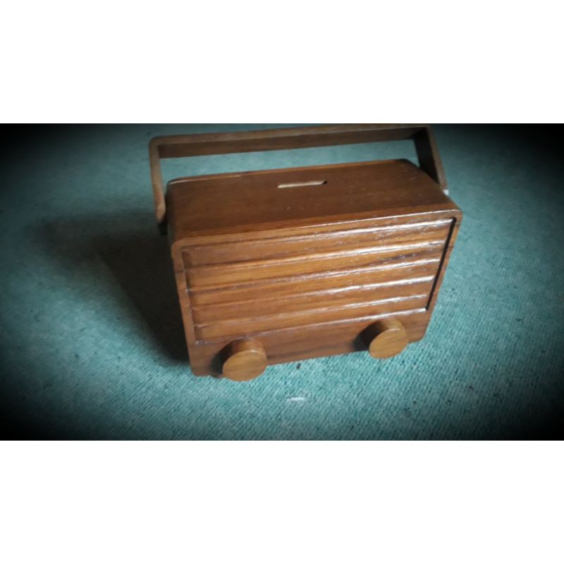 Celengan kayu bentuk radio