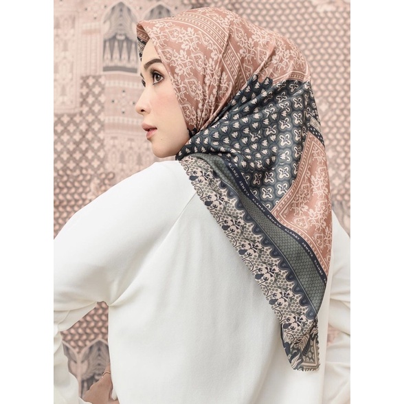 Julang Scarf Wearing Klamby