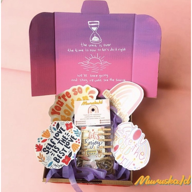 

HAMPERS STICKER AESTHETIC BOX LENGKAP JEPITAN KAYU TALI RAMI