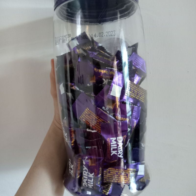 

Cadbury Dairy Milk isi 100, asli Malaysia