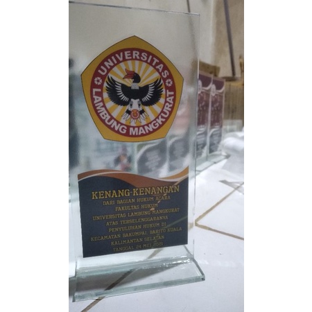 plakat kaca transparan