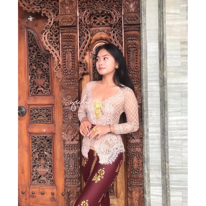 Set Kebaya Bali jadi modern Semi Italy/Semi France Tepi depan dengan rok duyung/mermaid