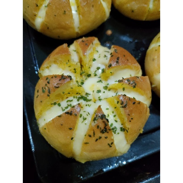 

bread cream cheese garlic