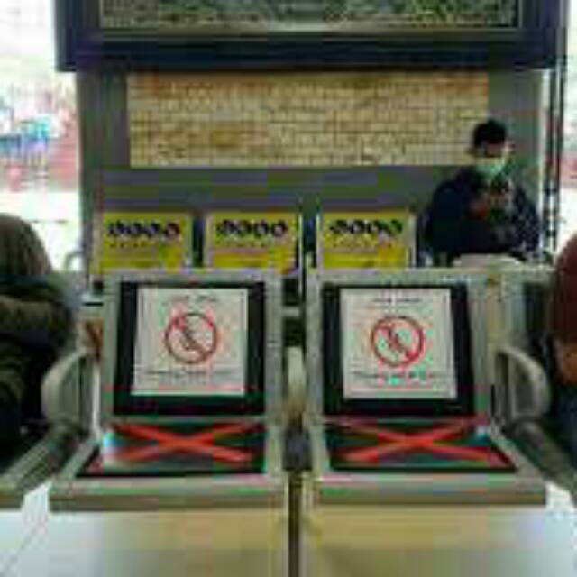 

Stiker kursi dilarang duduk jaga jarak social distance