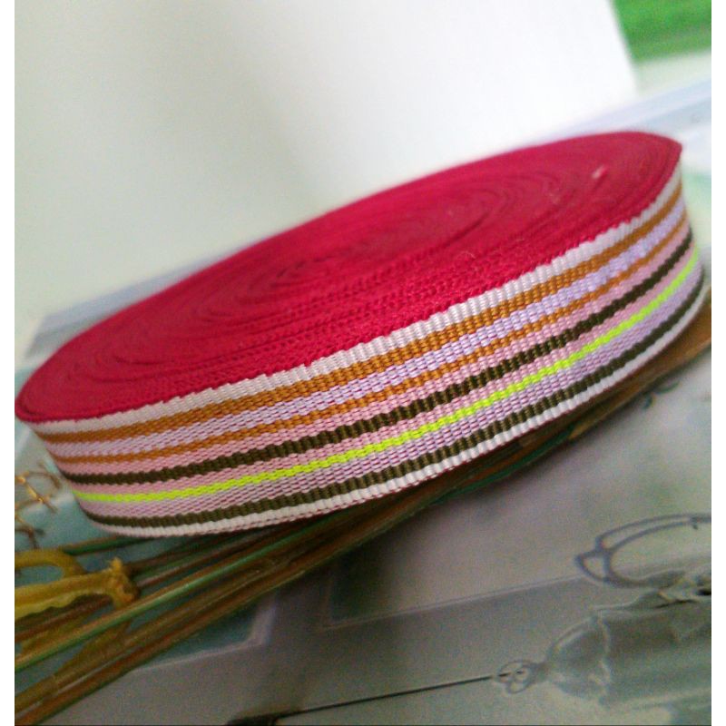 

per rol.15 meter,pita salur pelangi lebar 2cm.