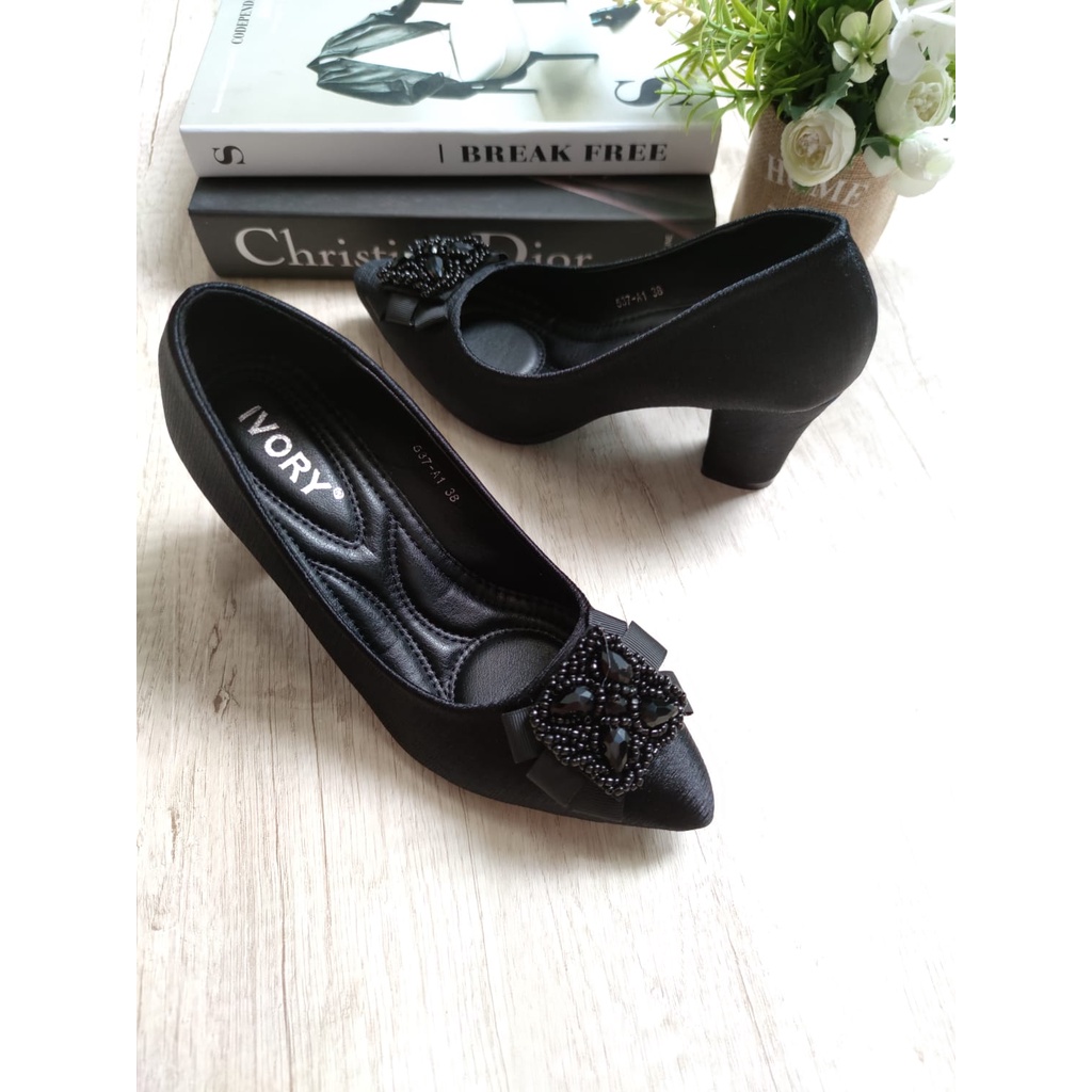 Ivory Sepatu Wanita Chuncky Heels Satin 537-A1