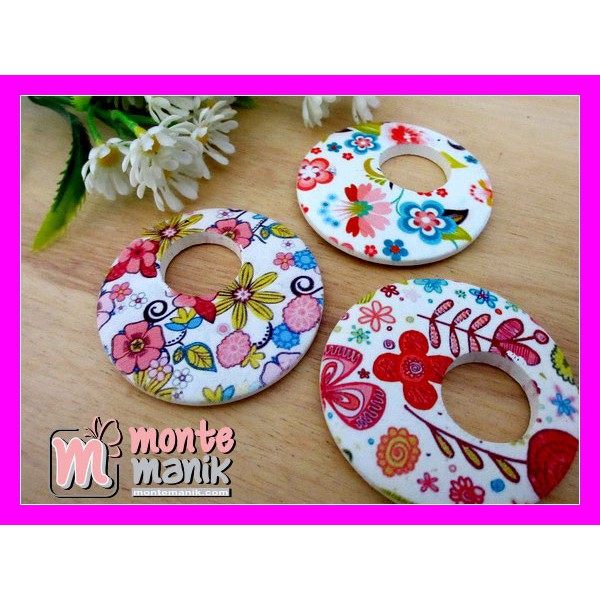 

Bahan Craft Ornamen Liontin Kayu Lukis - MKU-017