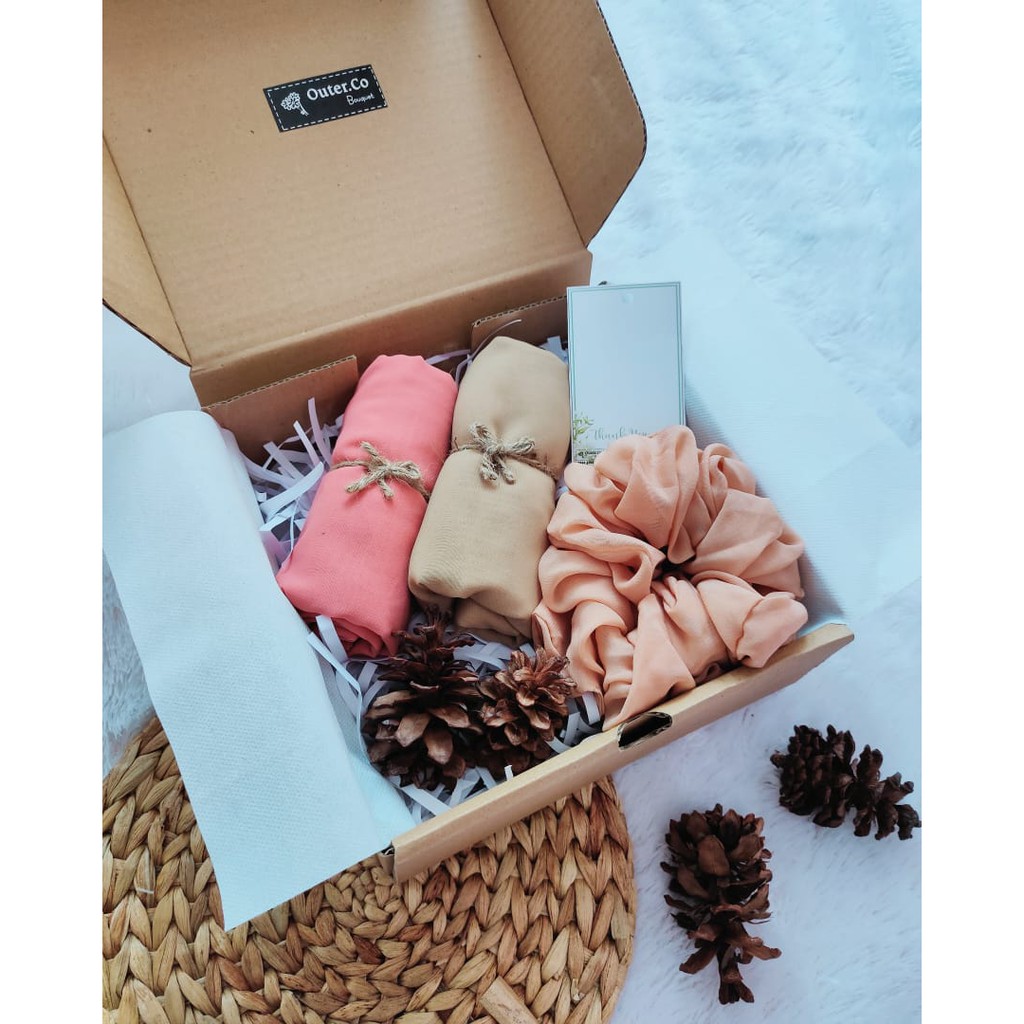 

Hampers / hampers hijab / hampers wisuda / hampers ultah / gift box / hampers murah