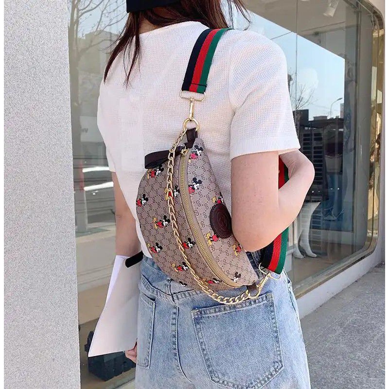 

Kode : ELJ 5212IDR : 112 rb Bahan : Kulit Pu ukuran: 18 x 26 x 5 cm Warna : Brown, Grey, White