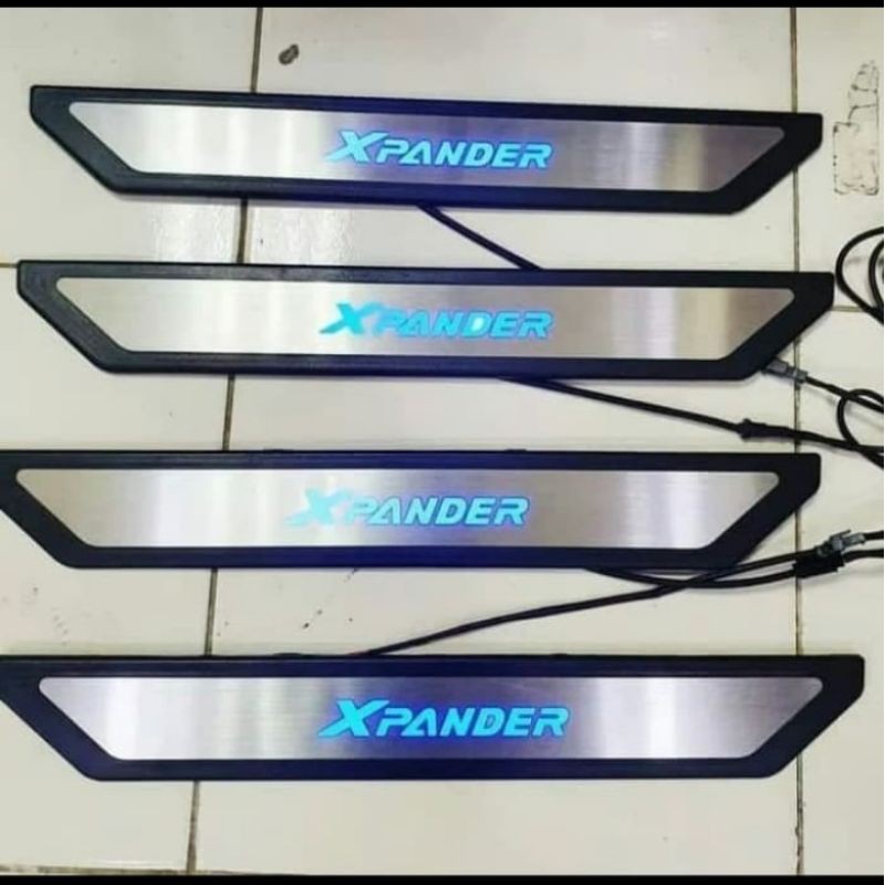 Sillplate samping mobil xpander cross dengan lampu led biru