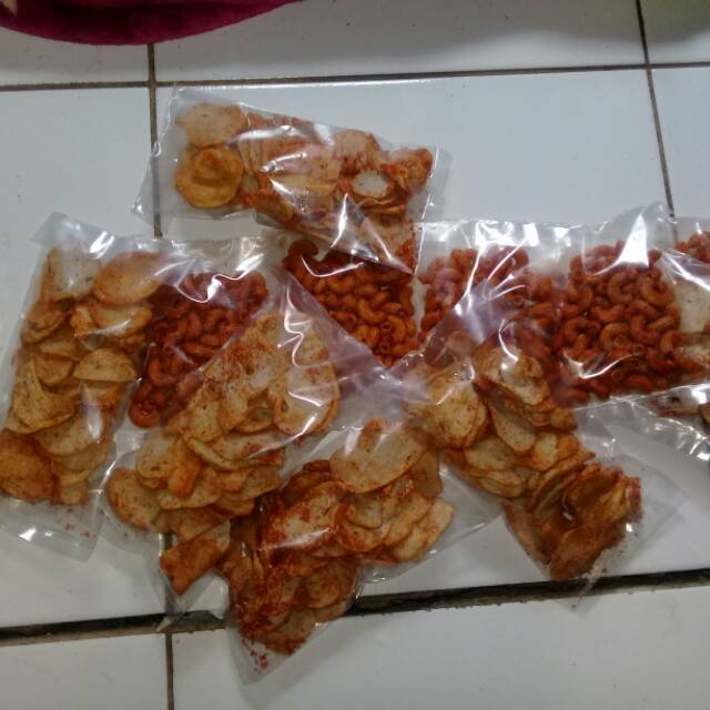 

Keripik basreng dan makaroni bantet dan ngembang