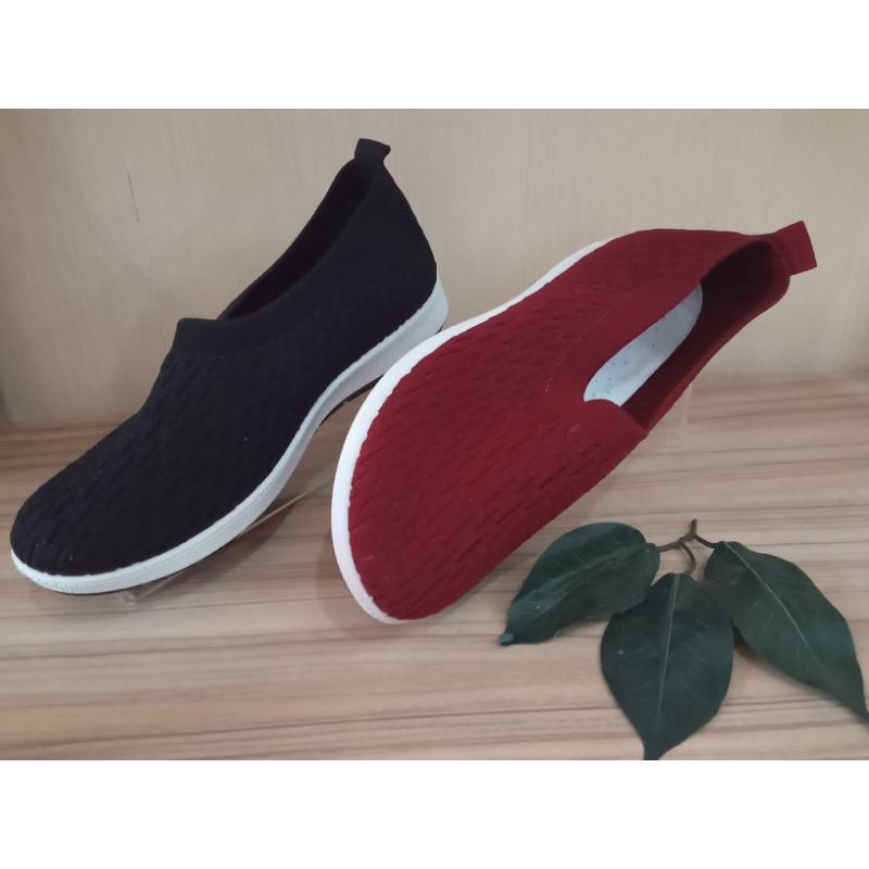 Sepatu wanita Kyrana JHY hitam/merah