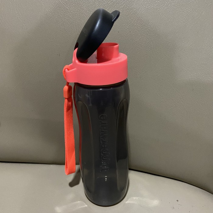Tupperware Botol minum ukuran 1 Liter - Hitam-500ml
