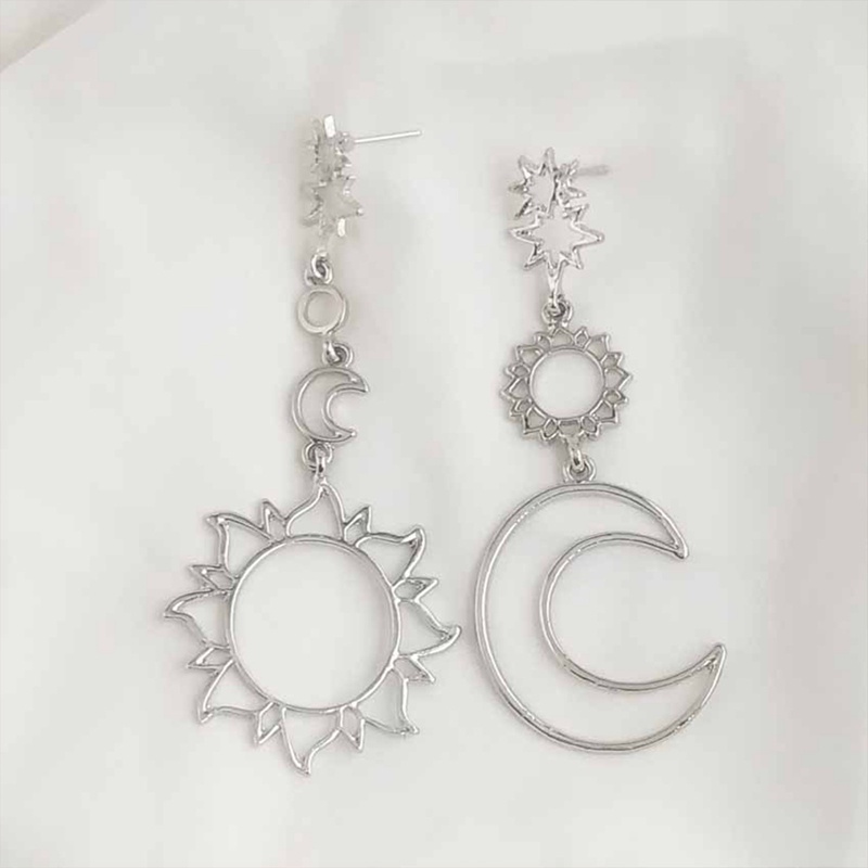 Anting Tusuk Asimetris Desain Matahari / Bulan / Bintang Hollow Gaya Korea / Gothic Untuk Wanita