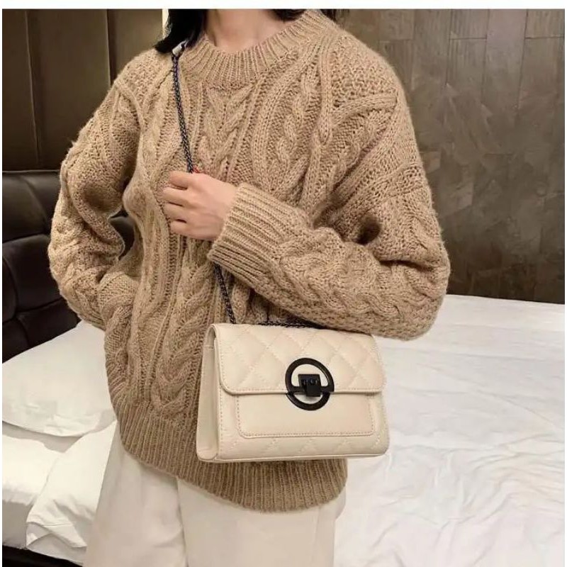 

Kode : ELJ 5222IDR : 135 rb Bahan : Kulit Pu ukuran: 14 x 20 x 8 cm Warna : Black,White, Red