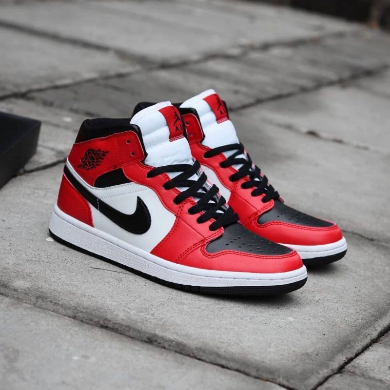 Jordan 1 mid chicago black toe / Sepatu nike air jordan / Sepatu pria