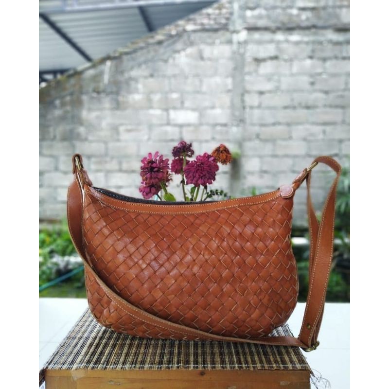 Tas Kulit Sapi Model Slempang Full Anyam
