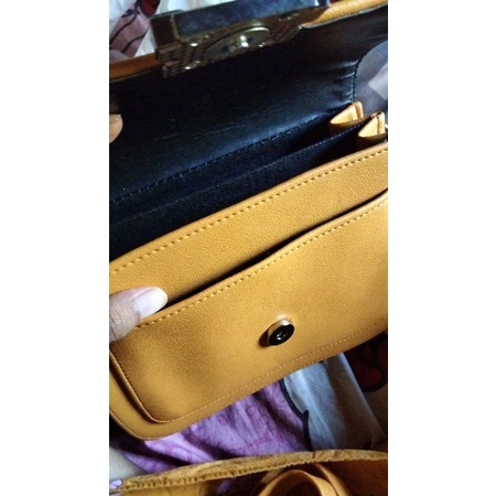 Tas selempang Charles Keith ck