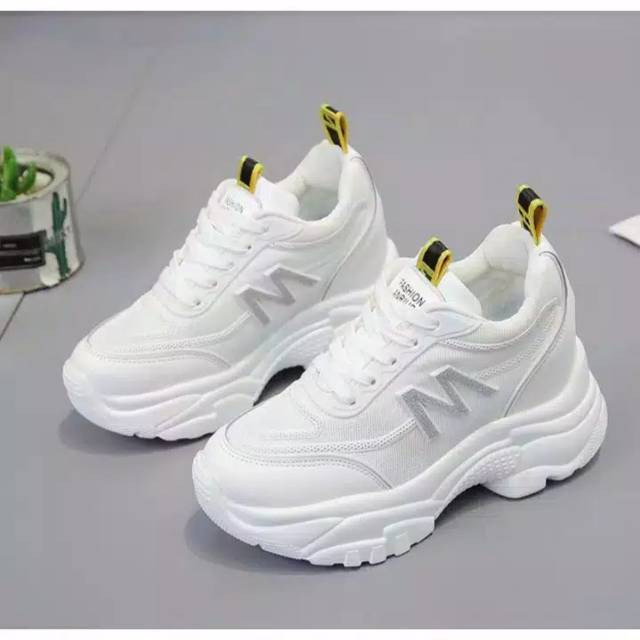 Sepatu sneakers wanita fashion M